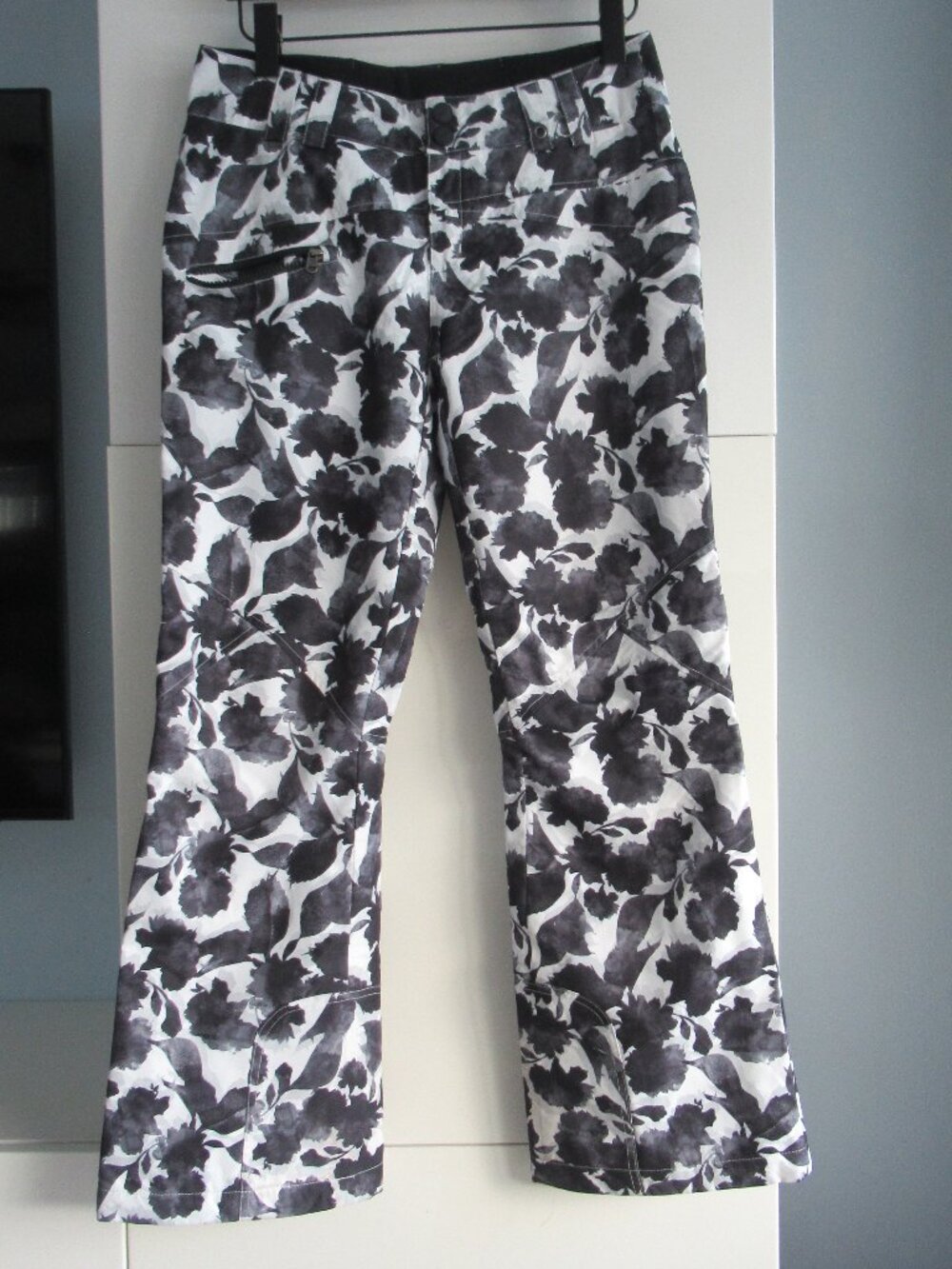 Obermeyer Women's Malta Ski Pants Sz 4, Floral Print Black and White EUC